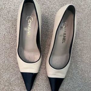 Chanel Women's Cream and Black Pumps